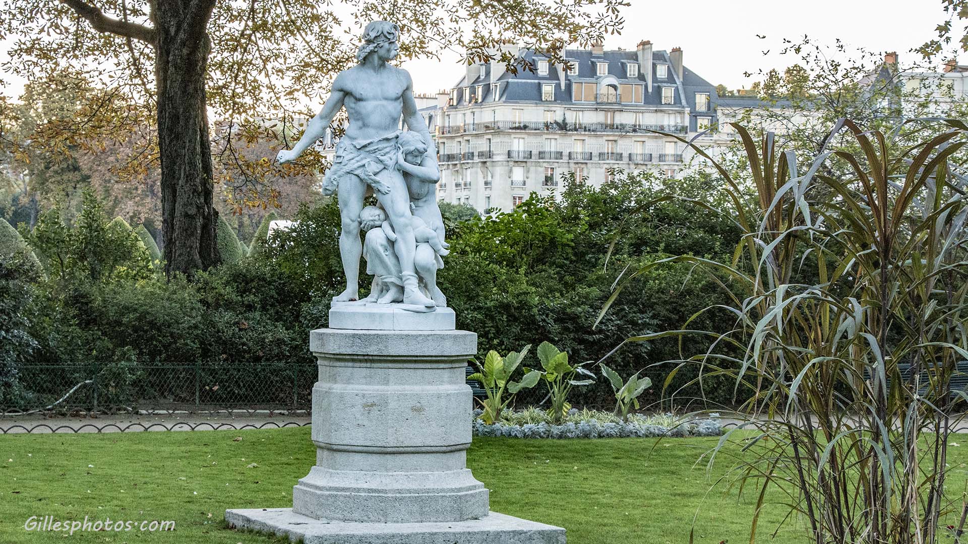 Photos Statue d'un des nombreux jardins de Paris